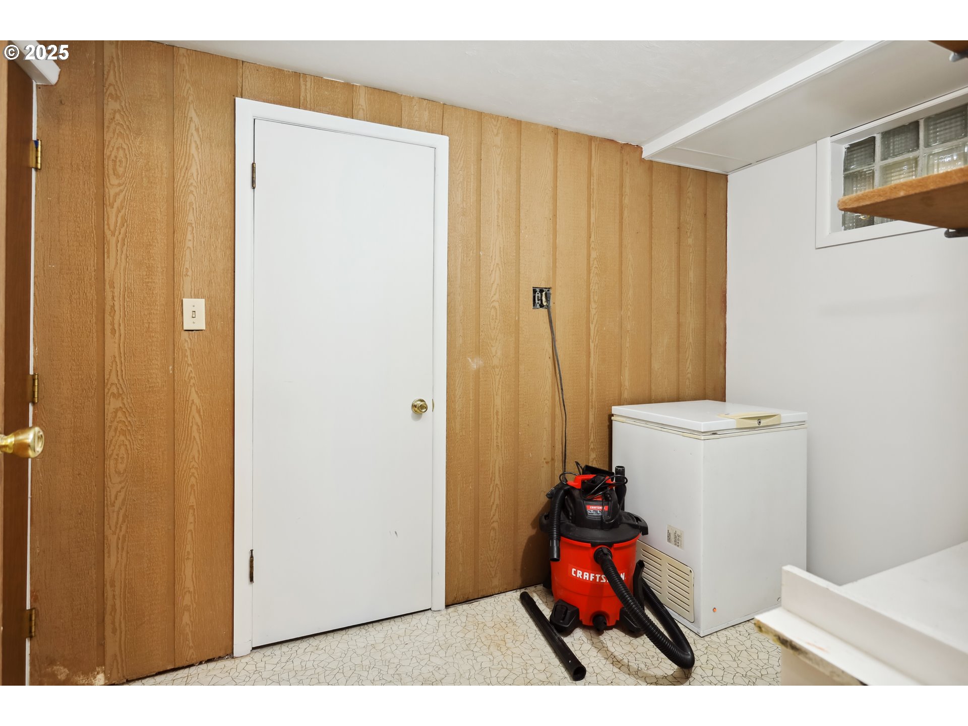 722 East 14th Street The Dalles, OR 97058 - Photo 28 of 43 a bathroom with a sink and a mirror