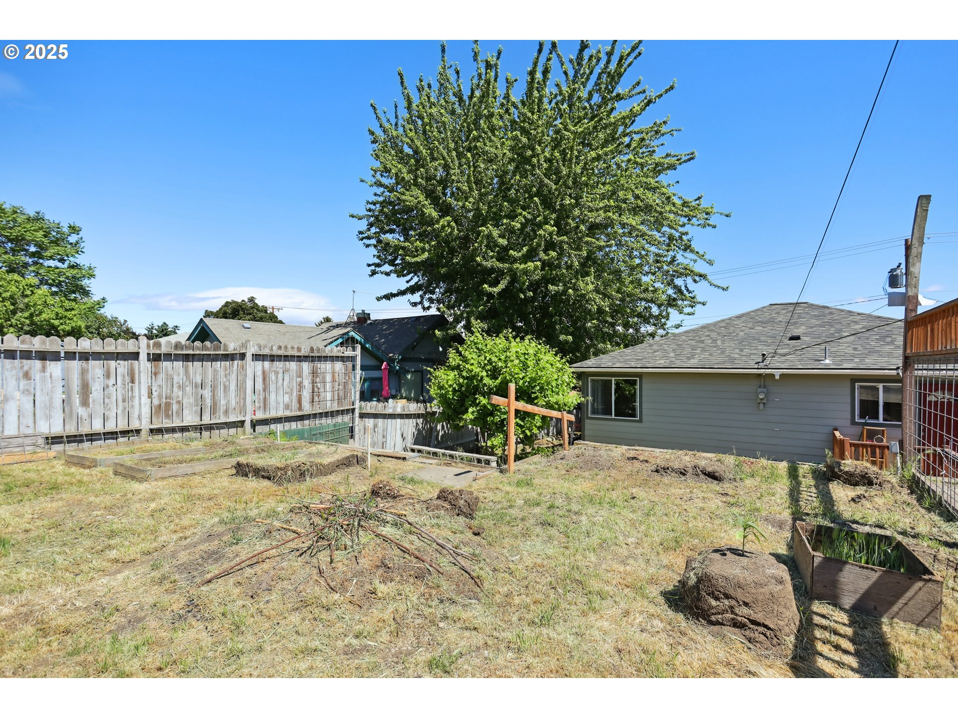 722 East 14th Street The Dalles, OR 97058 - Photo 37 of 43 a view of a chairs and table in the backyard