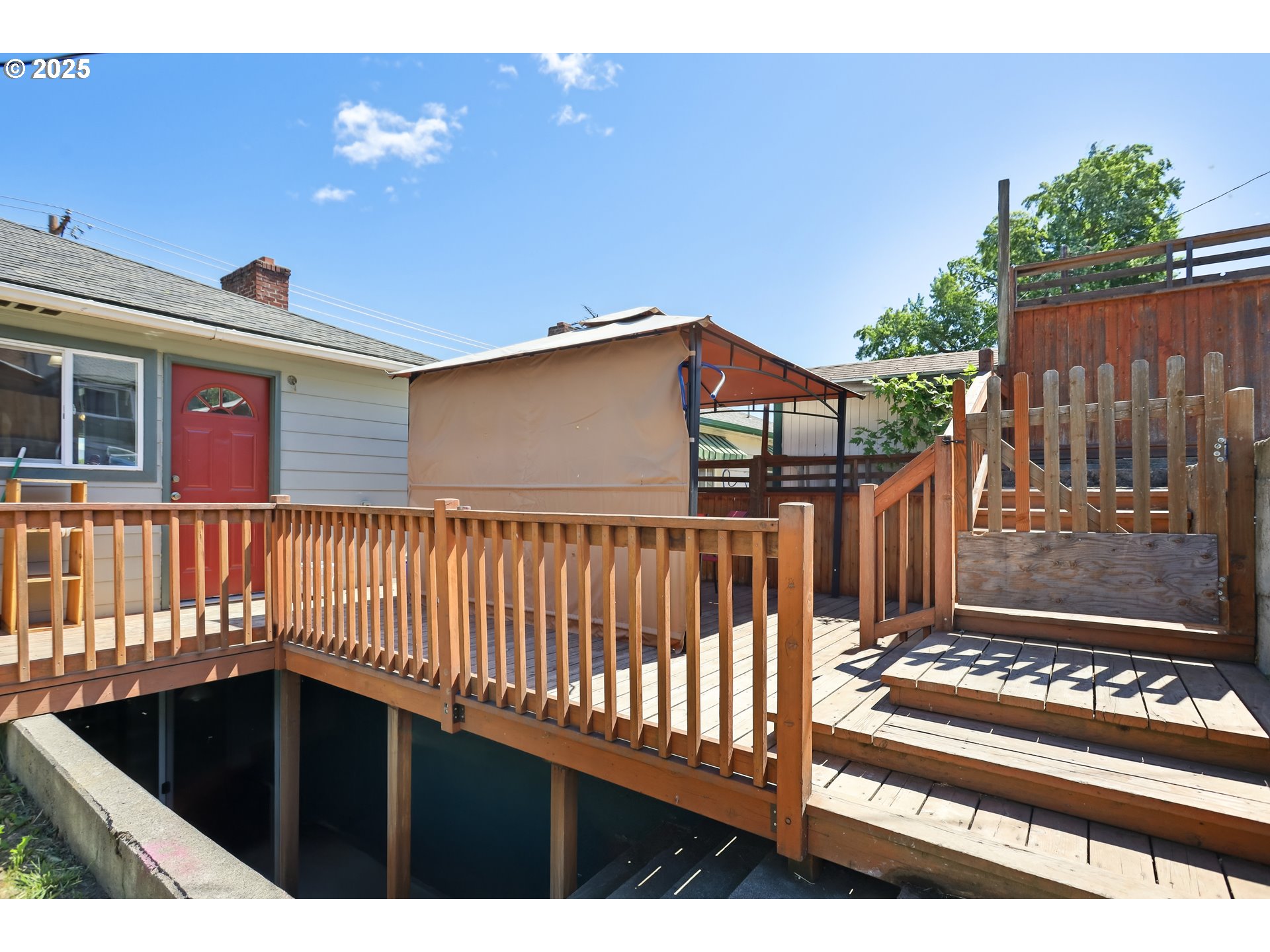 722 East 14th Street The Dalles, OR 97058 - Photo 39 of 43 a view of a house with wooden fence