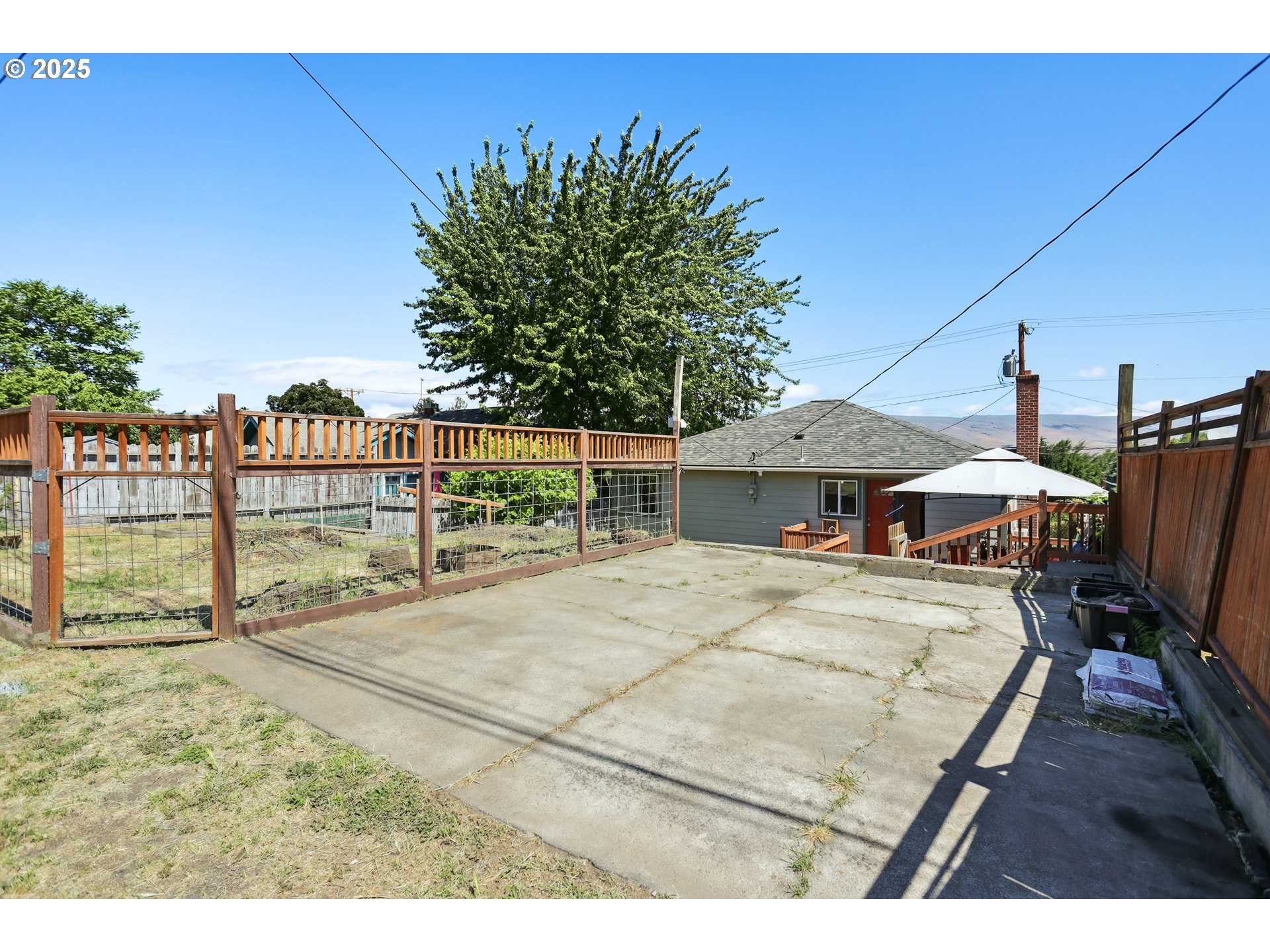 722 East 14th Street The Dalles, OR 97058 - Photo 40 of 43 a view of a backyard