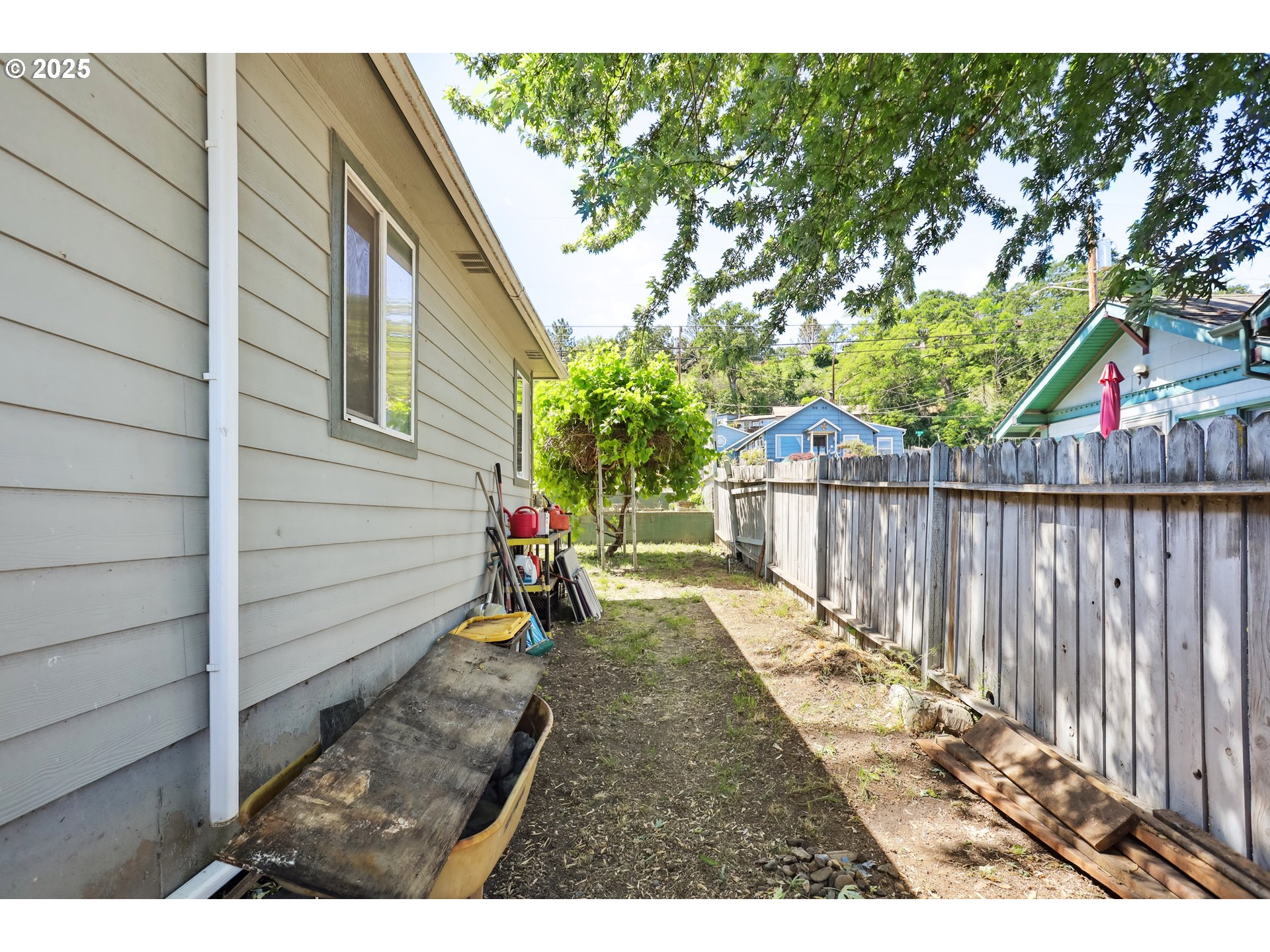 722 East 14th Street The Dalles, OR 97058 - Photo 4 of 43 a view of a backyard with wooden fence
