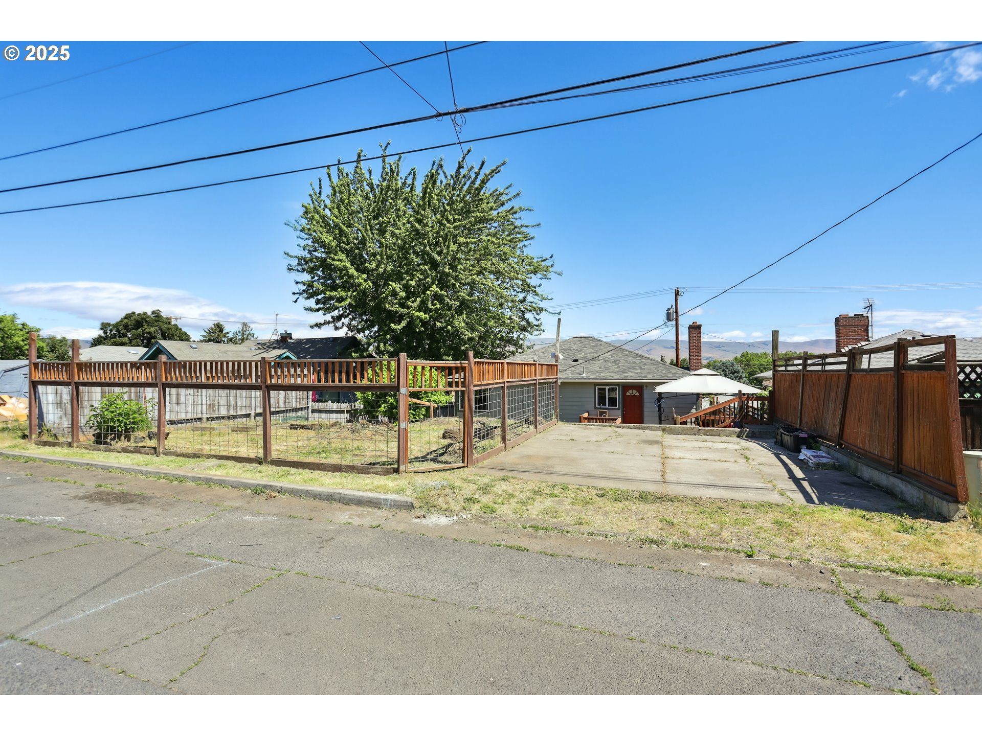 722 East 14th Street The Dalles, OR 97058 - Photo 41 of 43 a view of a backyard