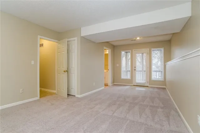 $2,130 | 8620 North Crawford Avenue, Kansas City, MO 64153