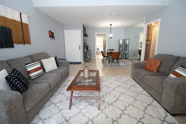 $1,350 | 9707 Richmond Avenue, Unit 104, Houston, TX 77063