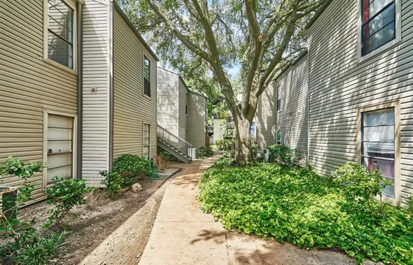 $1,350 | 9707 Richmond Avenue, Unit 104, Houston, TX 77063