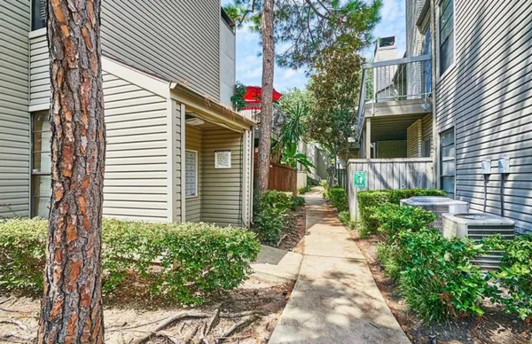 $1,350 | 9707 Richmond Avenue, Unit 104, Houston, TX 77063