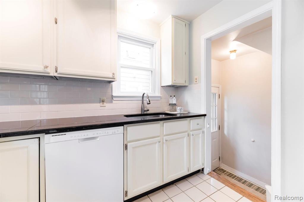 2155 Cambridge Road Berkley, MI 48072 - Photo 8 of 24