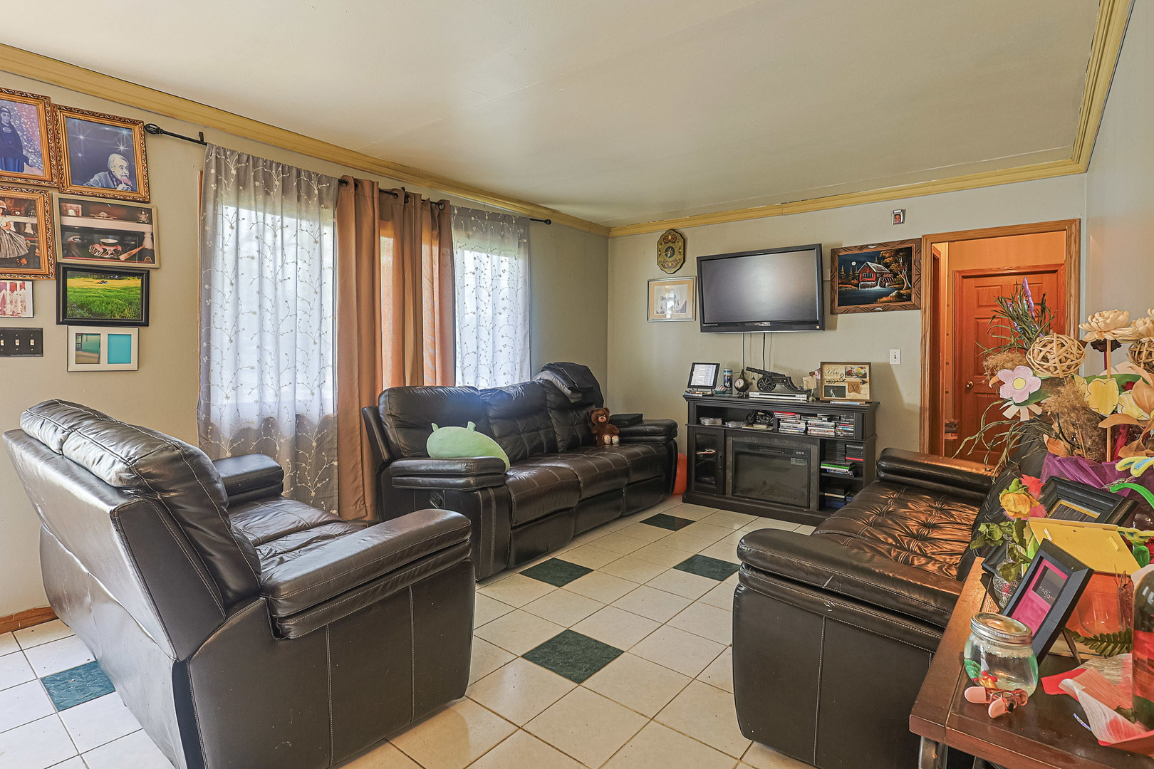 211 Tee Road Carpentersville, IL 60110 - Photo 10 of 14 Gallery Image 10