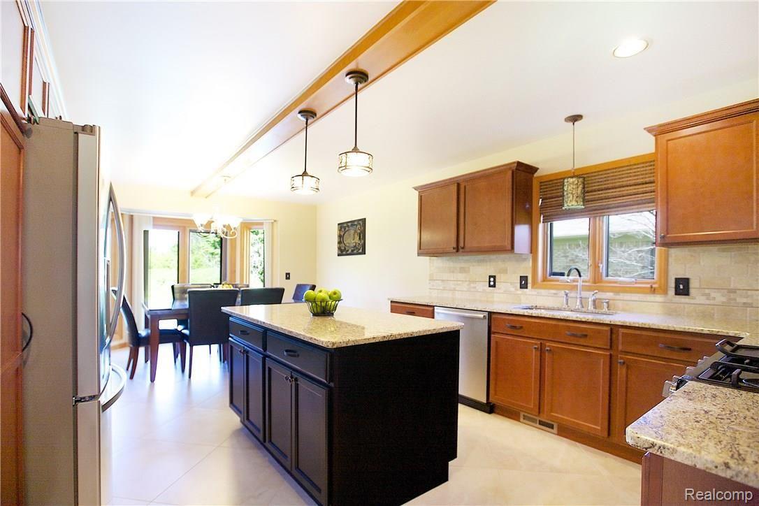 1662 Farnborough Drive Rochester, MI 48307 - Photo 24 of 52 1662farnborough37.jpg