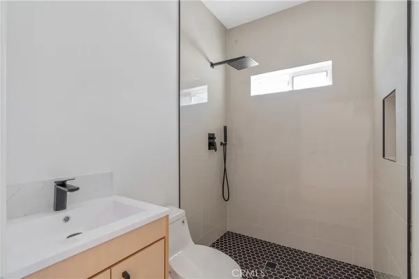 $1,999 | 11140 Woodley Avenue, Unit 1/4, Granada Hills, CA 91344