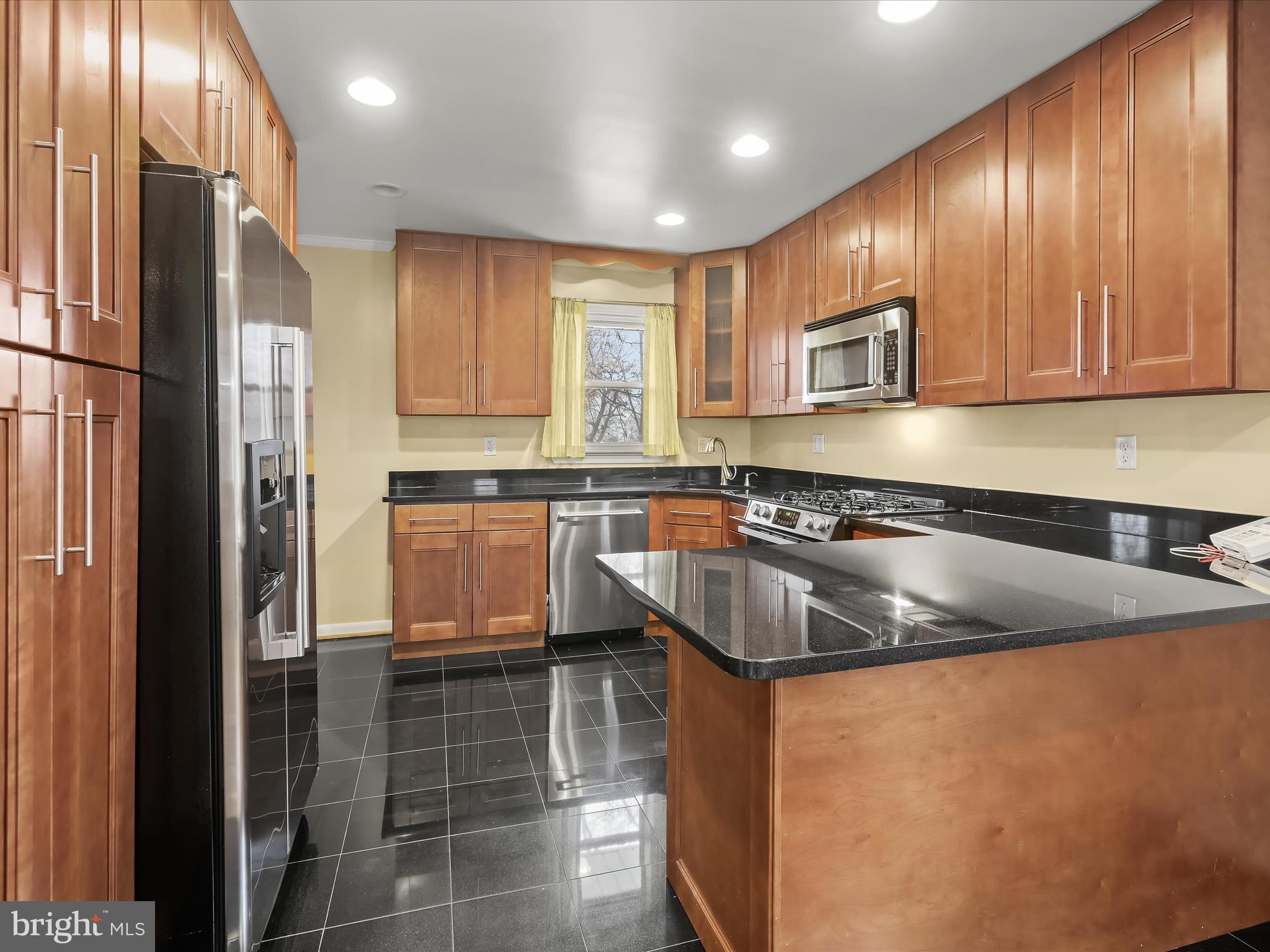 11724 Emack Road Beltsville, MD 20705 - Photo 10 of 41 Granite countertops & stainless steel appliances