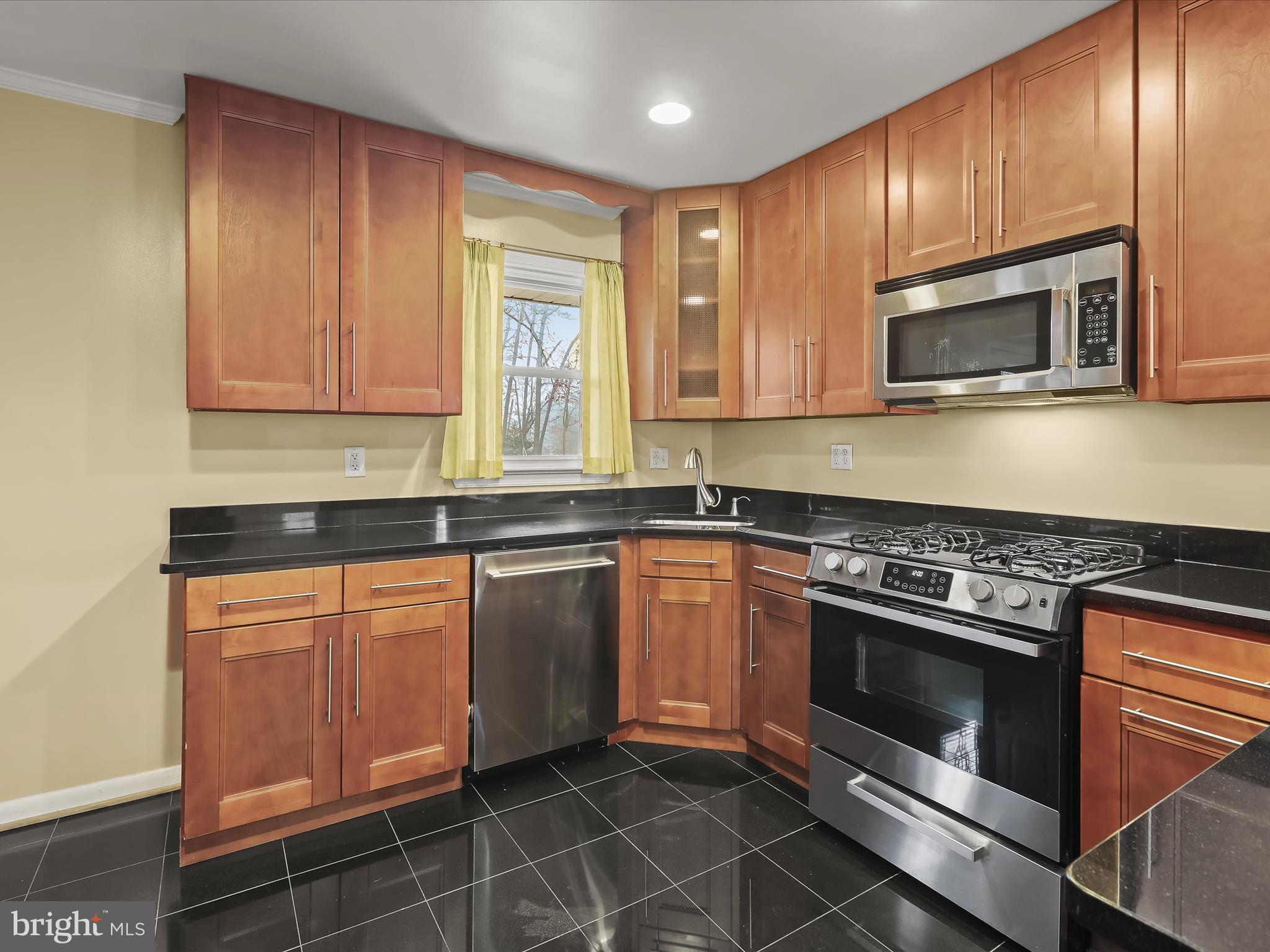 11724 Emack Road Beltsville, MD 20705 - Photo 11 of 41 Stainless steel appliances