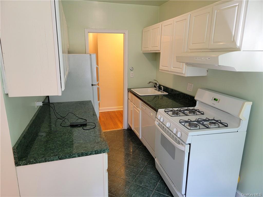 1815 Palmer Road, Unit 1W Larchmont, NY 10538 - Photo 2 of 5 Kitchen
