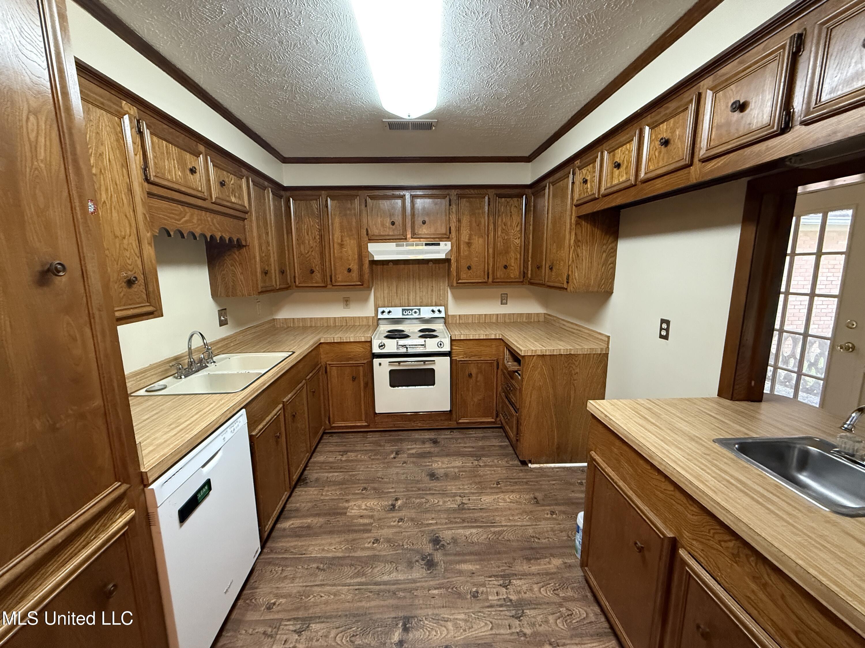 1708 Rosemont Circle Clinton, MS 39056 - Photo 2 of 13 IMG_4169