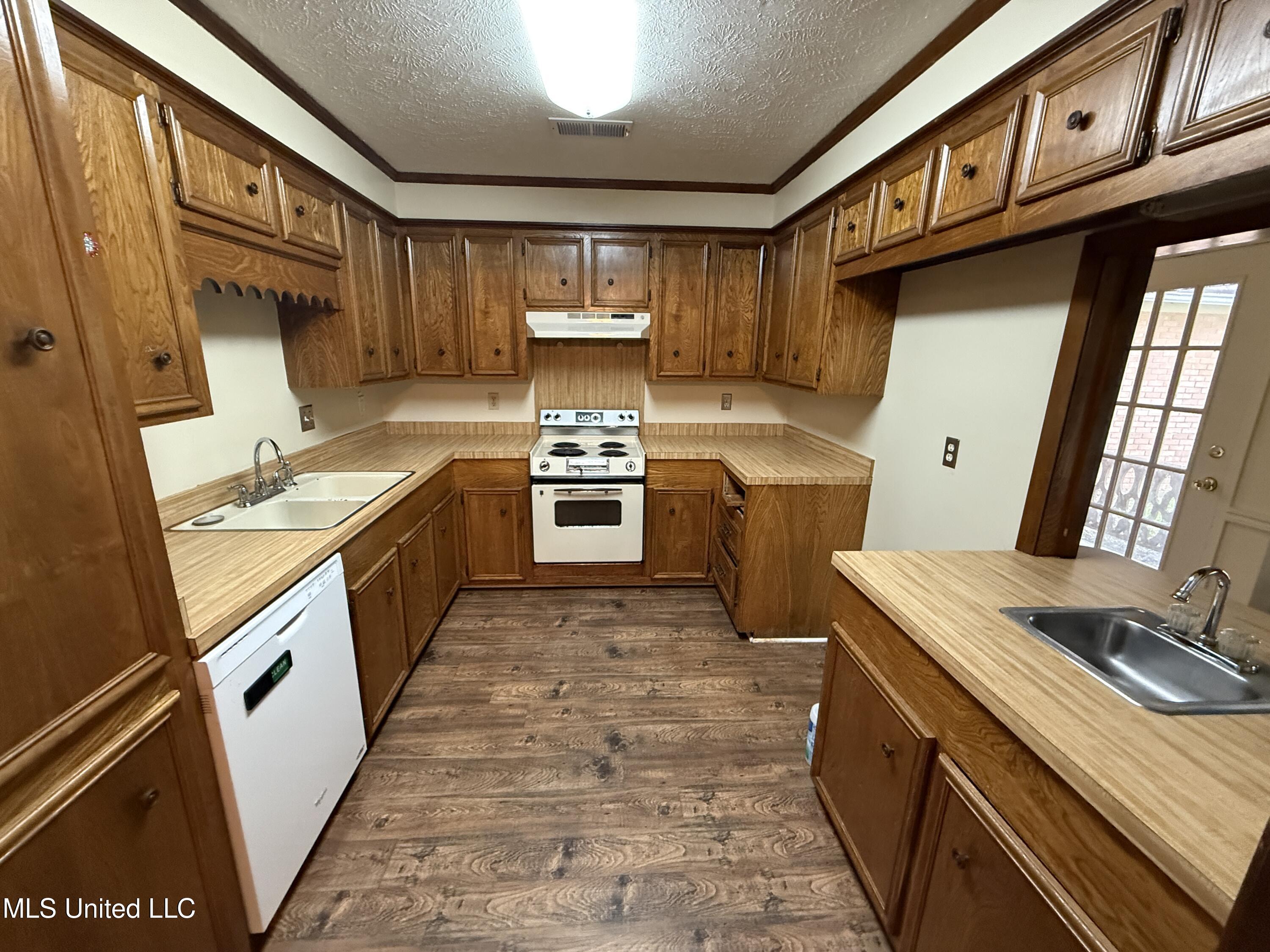 1708 Rosemont Circle Clinton, MS 39056 - Photo 3 of 13 IMG_4168