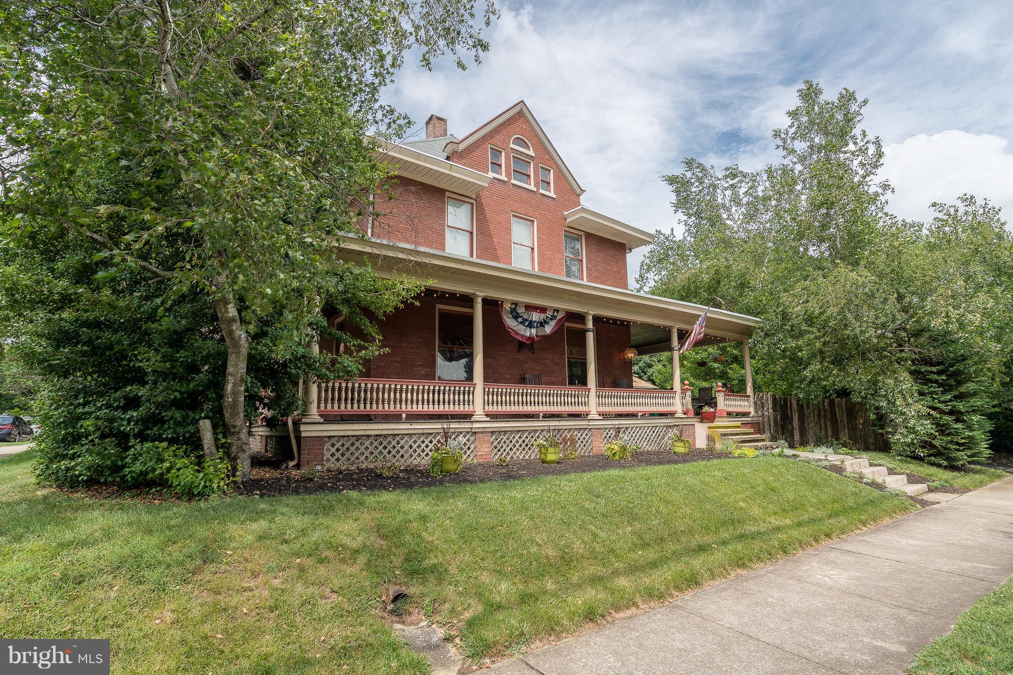 31 West Lemon Street Lititz, PA 17543 - Photo 2 of 38
