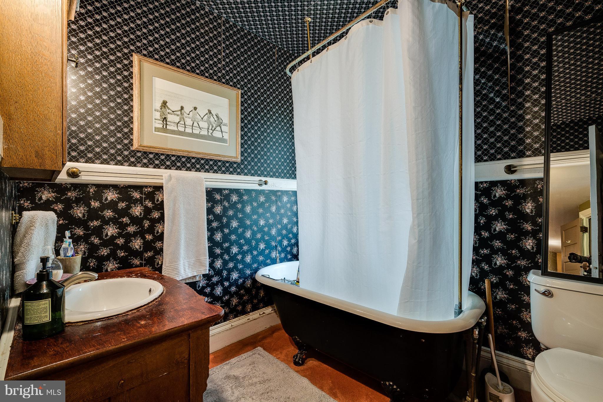 31 West Lemon Street Lititz, PA 17543 - Photo 24 of 38 Full bath
