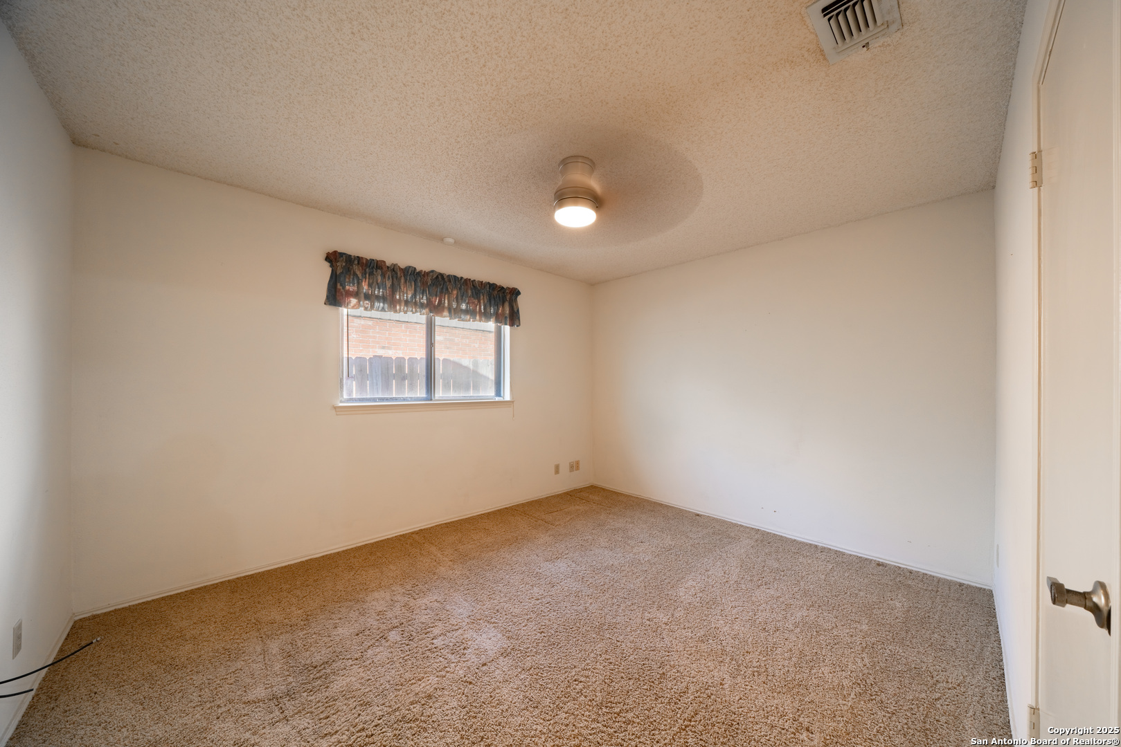 1514 Lochshire Street San Antonio, TX 78216 - Photo 17 of 30 an empty room with windows