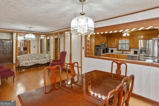 a kitchen that has a stove and a refrigerator