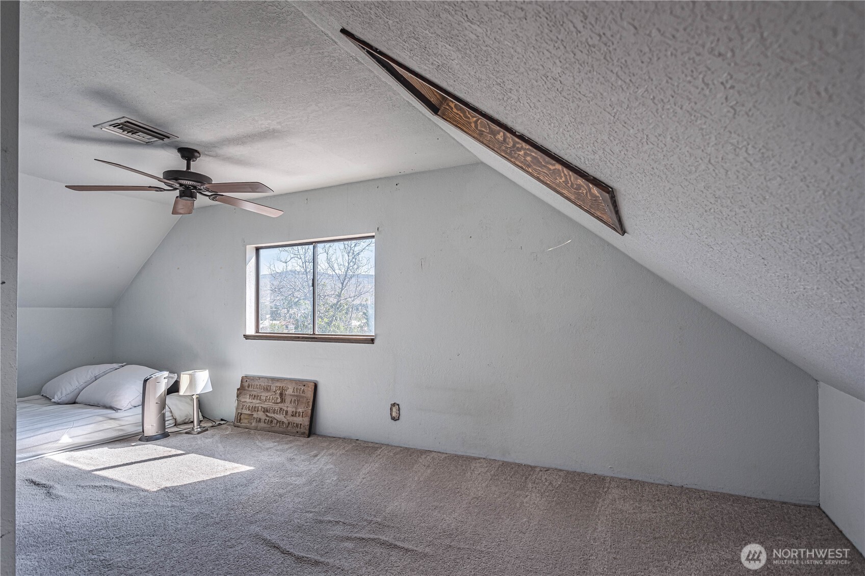 1314 Walnut Street Wenatchee, WA 98801 - Photo 14 of 40 a living room with furniture