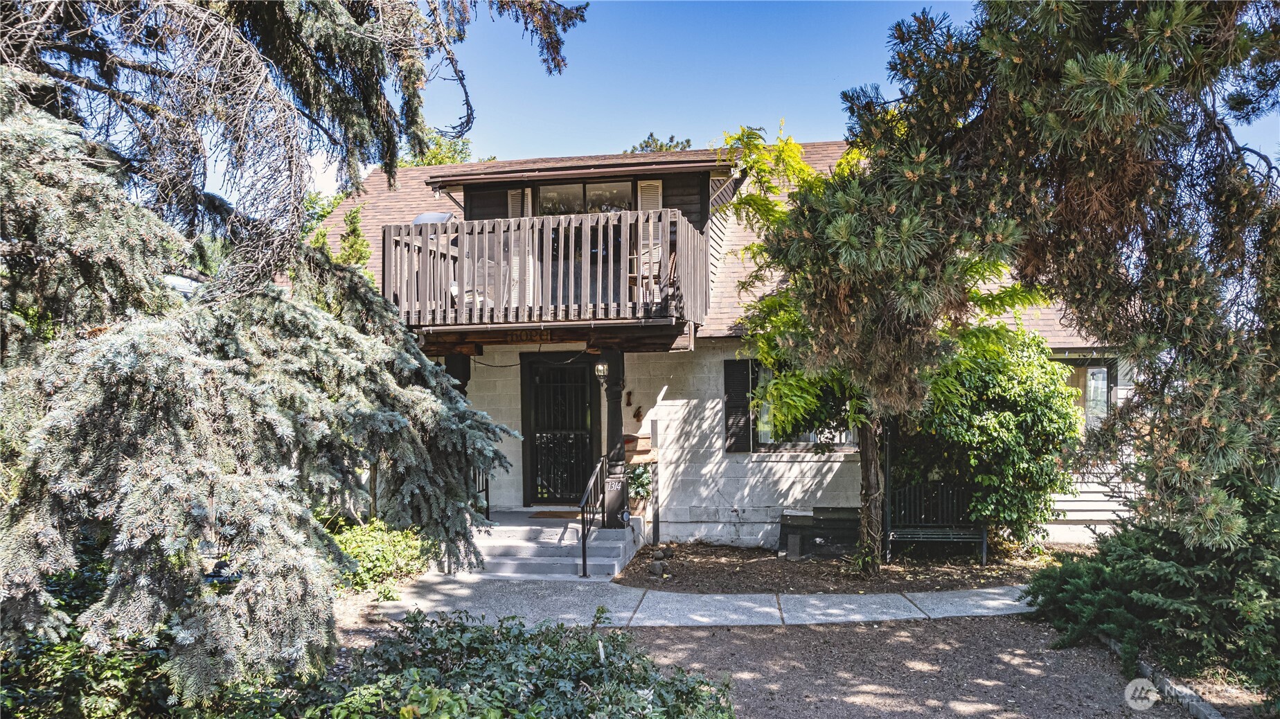 1314 Walnut Street Wenatchee, WA 98801 - Photo 27 of 40 a front view of a house with garden