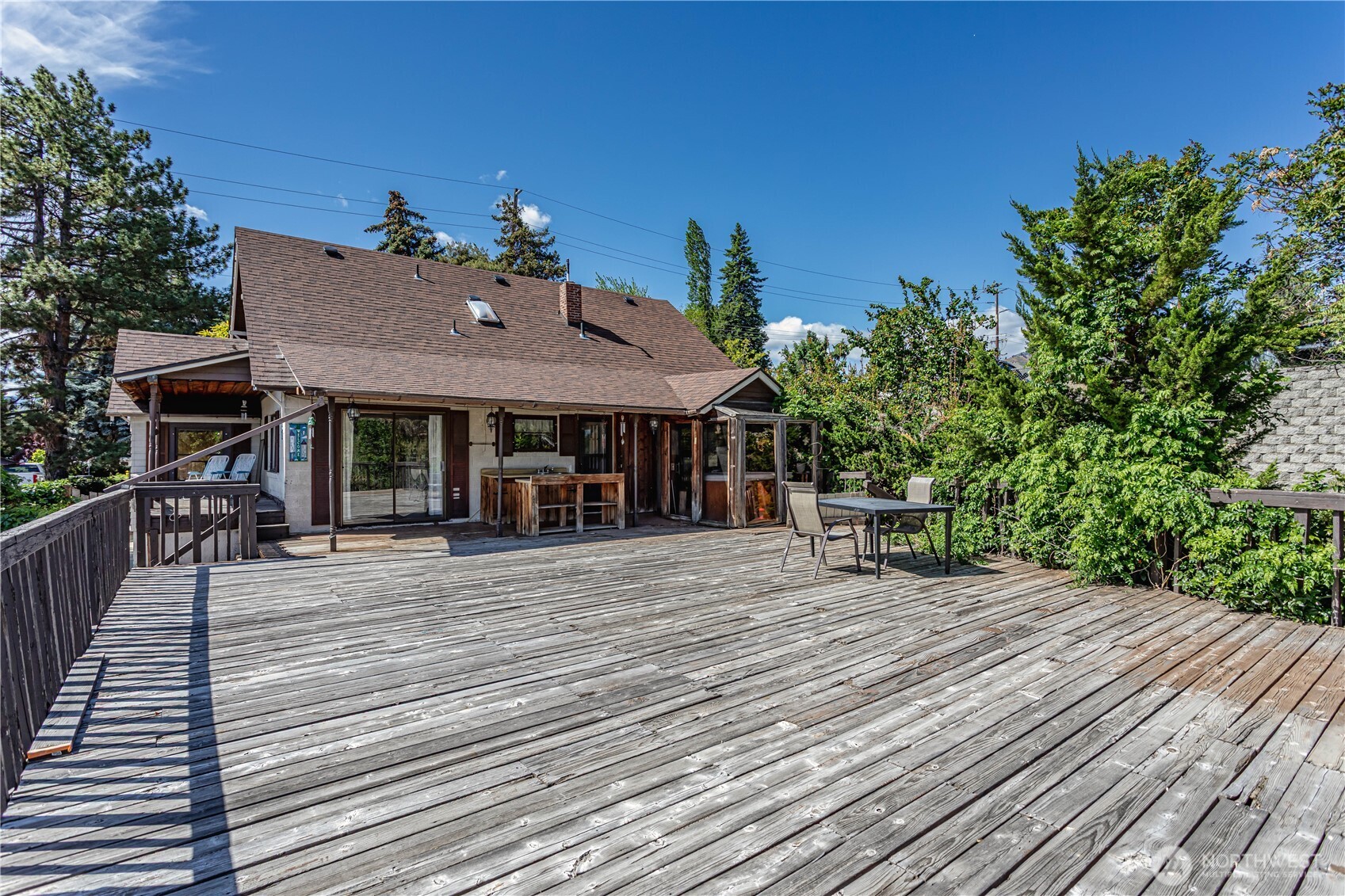 1314 Walnut Street Wenatchee, WA 98801 - Photo 28 of 40 a view of a house with sitting area