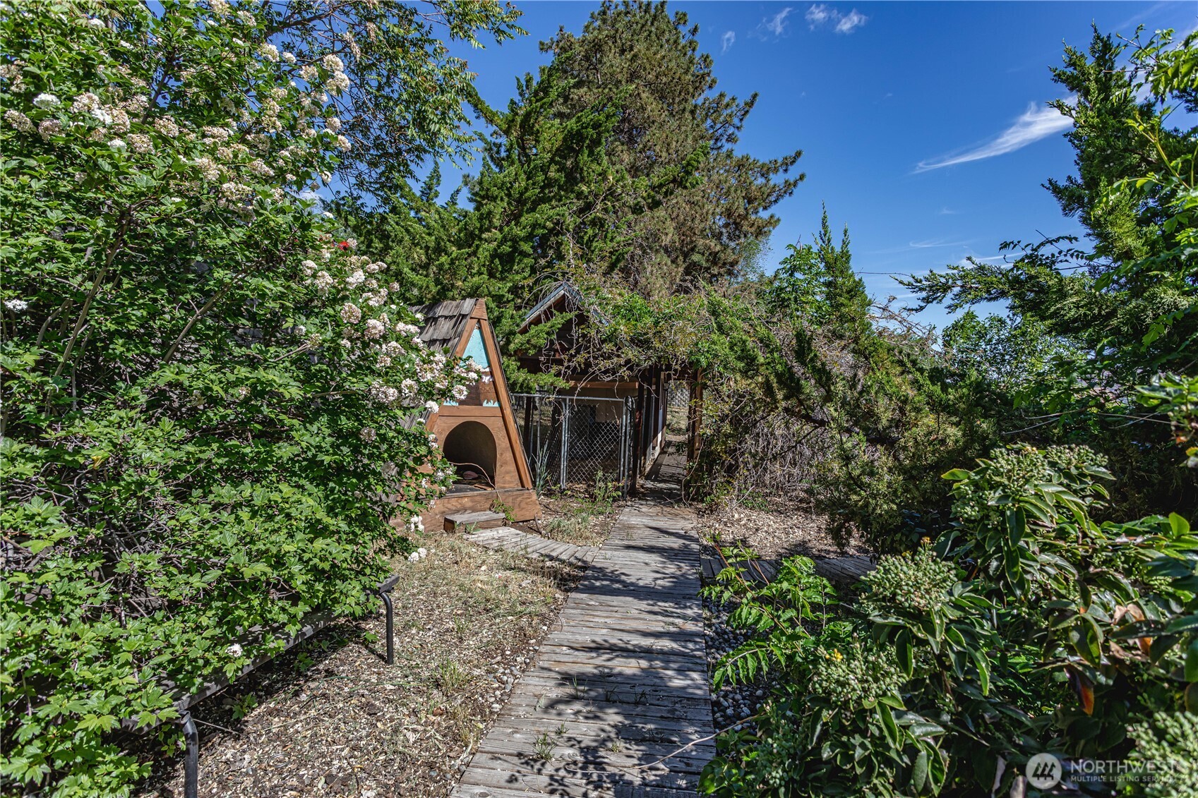 1314 Walnut Street Wenatchee, WA 98801 - Photo 29 of 40 a backyard of a house with lots of green space