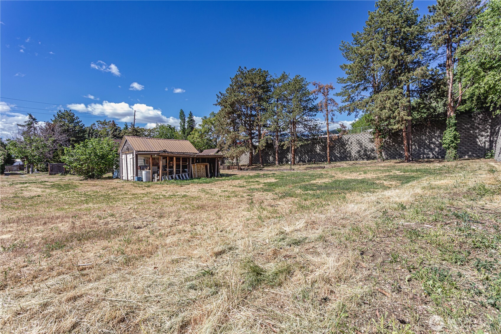 1314 Walnut Street Wenatchee, WA 98801 - Photo 35 of 40 a front view of a house with a yard