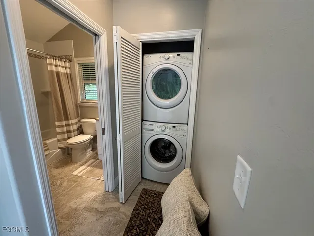 a view of a bedroom with washer and dryer