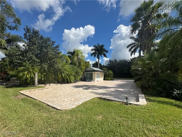 a view of a backyard