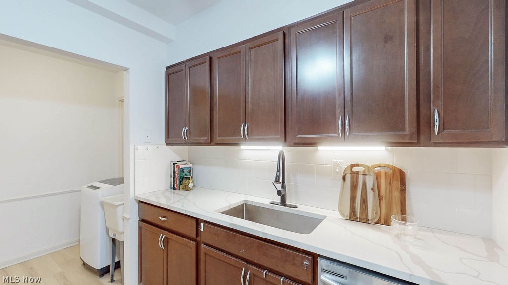 13800 Fairhill Road, Unit 203 Cleveland, OH 44120 - Photo 9 of 28 Alternate view of kitchen.