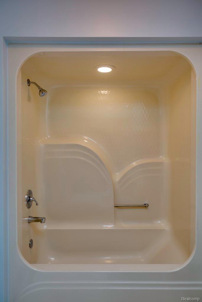 23057 Rochelle Street Macomb, MI 48042 - Photo 16 of 24 Upstairs full bath