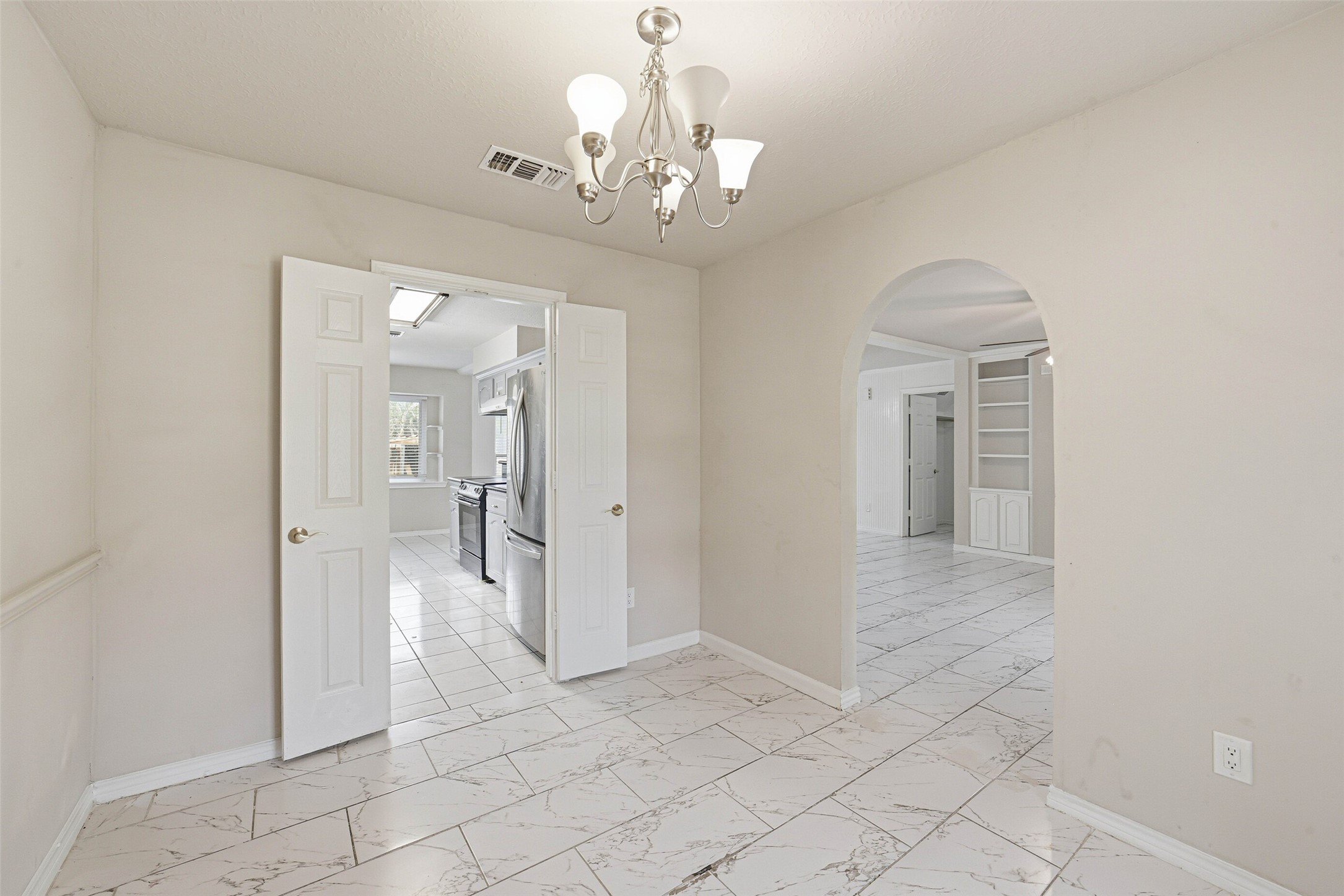 2406 Joel Wheaton Road Houston, TX 77077 - Photo 21 of 36 en empty room with mirror and entrance