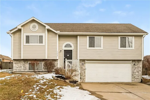 $2,235 | 11433 North Tennessee Avenue, Kansas City, MO 64157