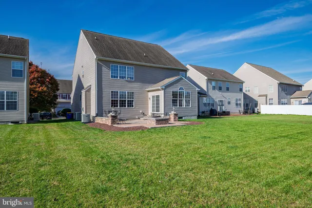 a view of a house with backyard