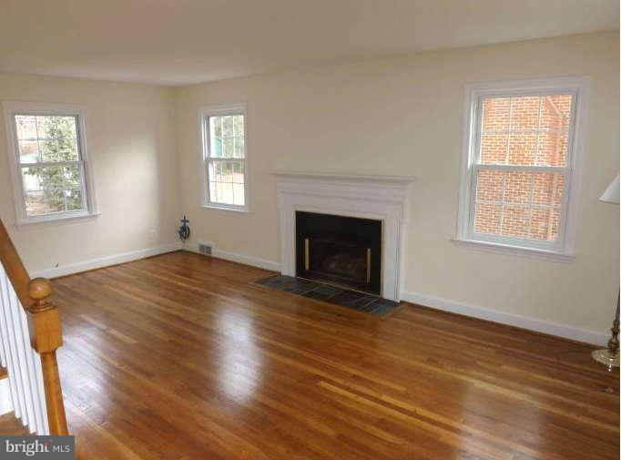 313 Penwood Road Silver Spring, MD 20901 - Photo 4 of 24 Living Room