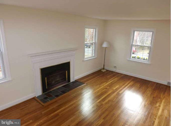 313 Penwood Road Silver Spring, MD 20901 - Photo 5 of 24 Living Room