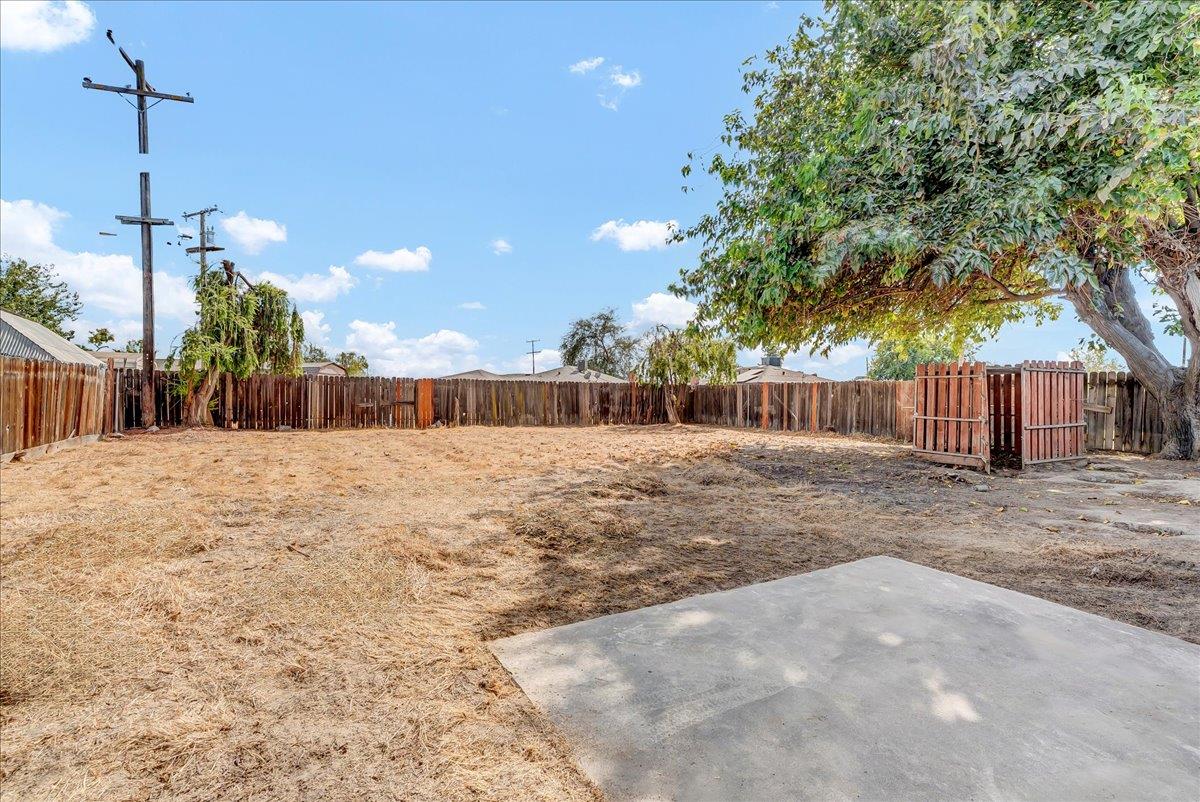 8685 Eddy Street Hanford, CA 93230 - Photo 26 of 45 a backyard of a house with table and chairs