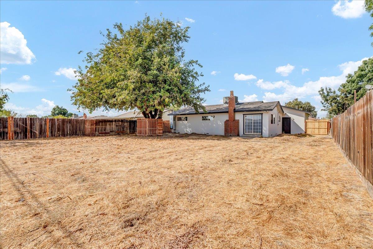 8685 Eddy Street Hanford, CA 93230 - Photo 30 of 45 a front view of a house with a yard