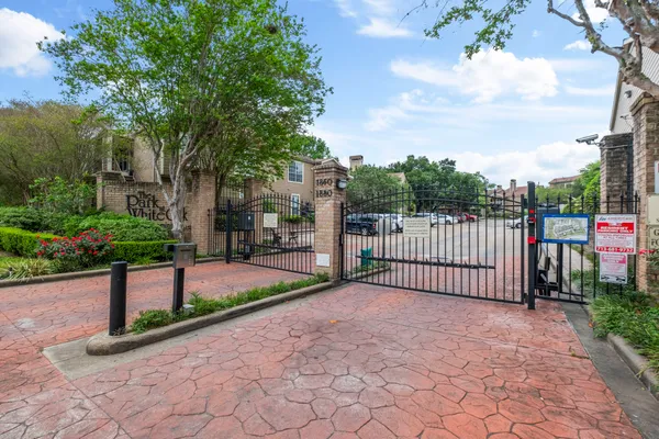 $185,000 | 1860 White Oak Drive, Unit 355, Houston, TX 77009