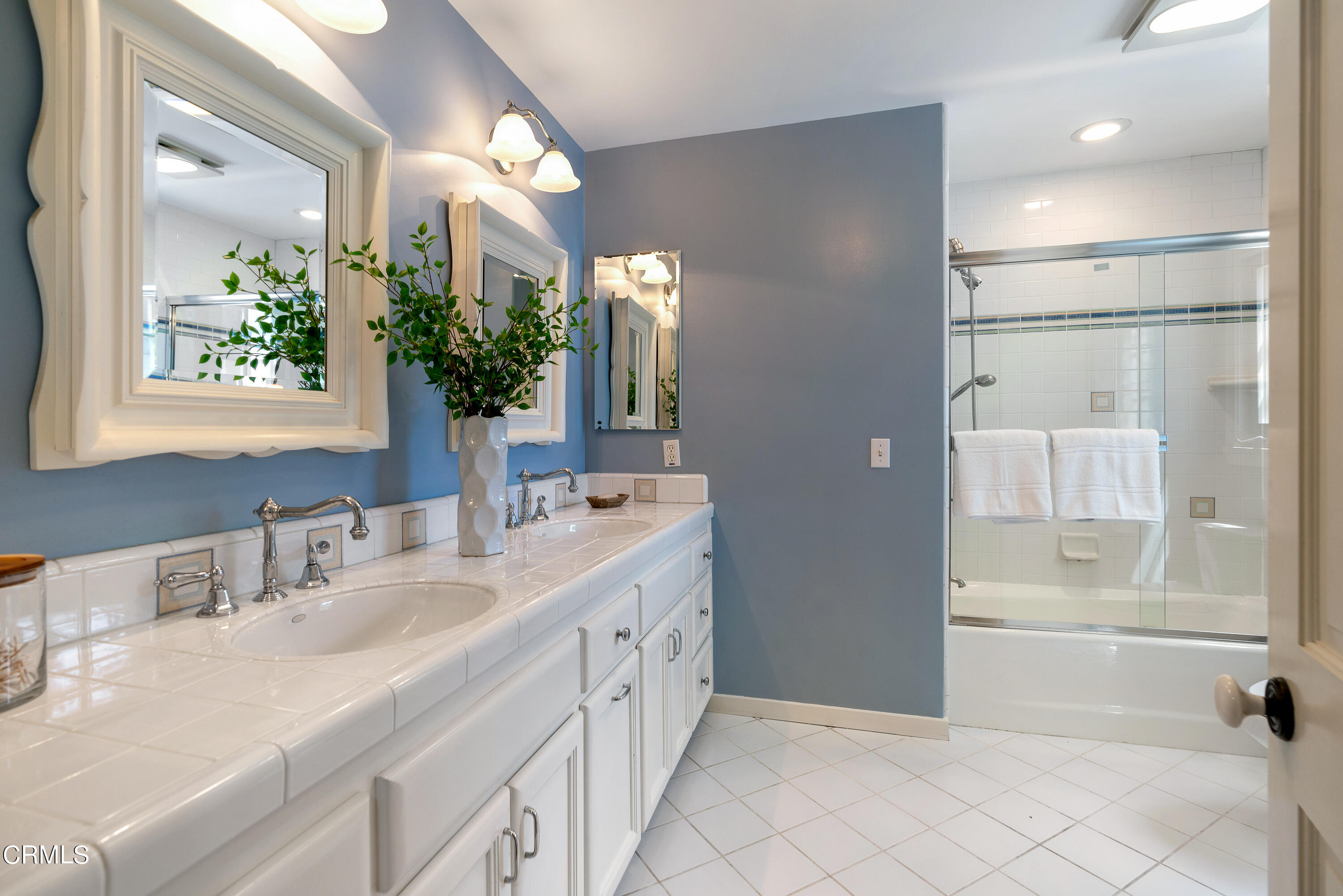 3642 Yorkshire Road Pasadena, CA 91107 - Photo 27 of 37 a bathroom with a double vanity sink mirror and shower