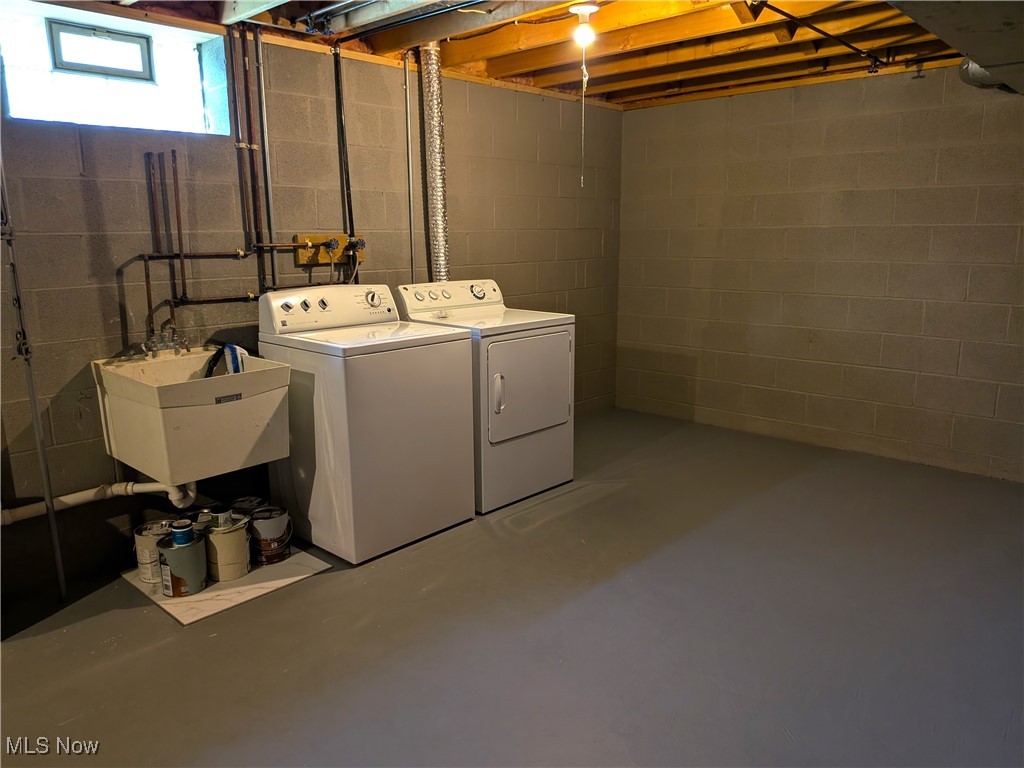1127 Mayfield Ridge Road Cleveland, OH 44124 - Photo 36 of 47 Clean laundry area featuring independent washer and dryer