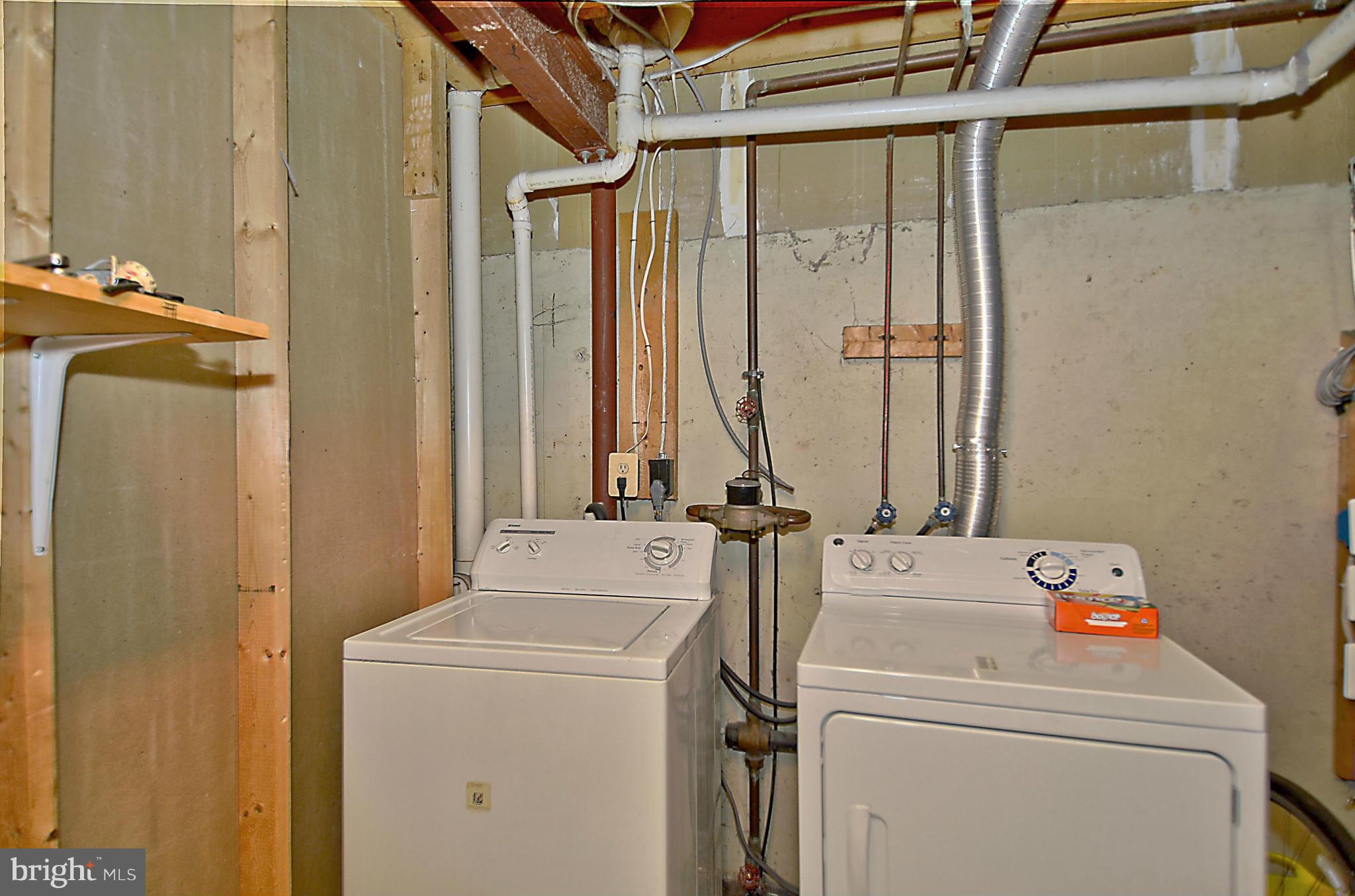 35 Kinsman View Circle Silver Spring, MD 20901 - Photo 27 of 30 a utility room with dryer and washer