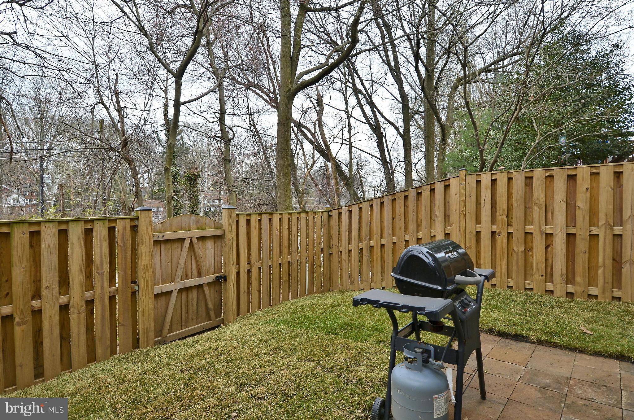 35 Kinsman View Circle Silver Spring, MD 20901 - Photo 29 of 30 a backyard of a house with table and chairs
