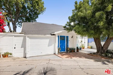 a view of the entrance of the house