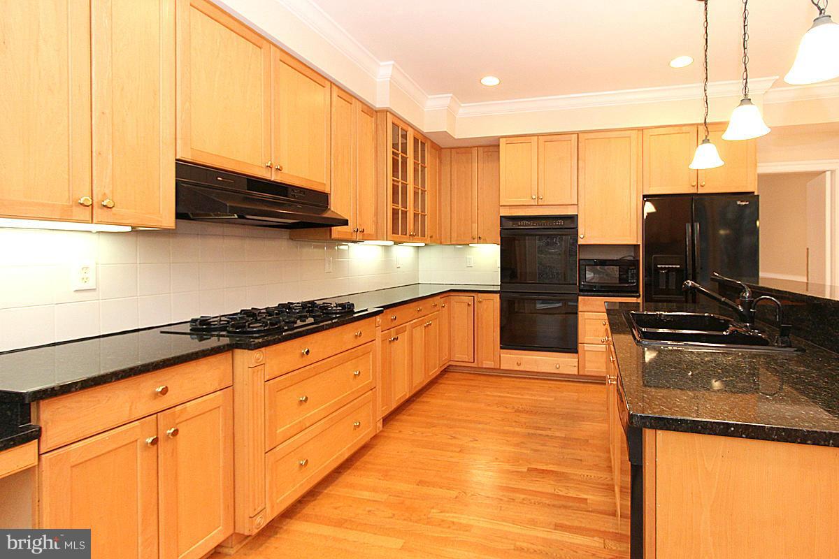 6802 Rannoch Road Bethesda, MD 20817 - Photo 11 of 30 Kitchen