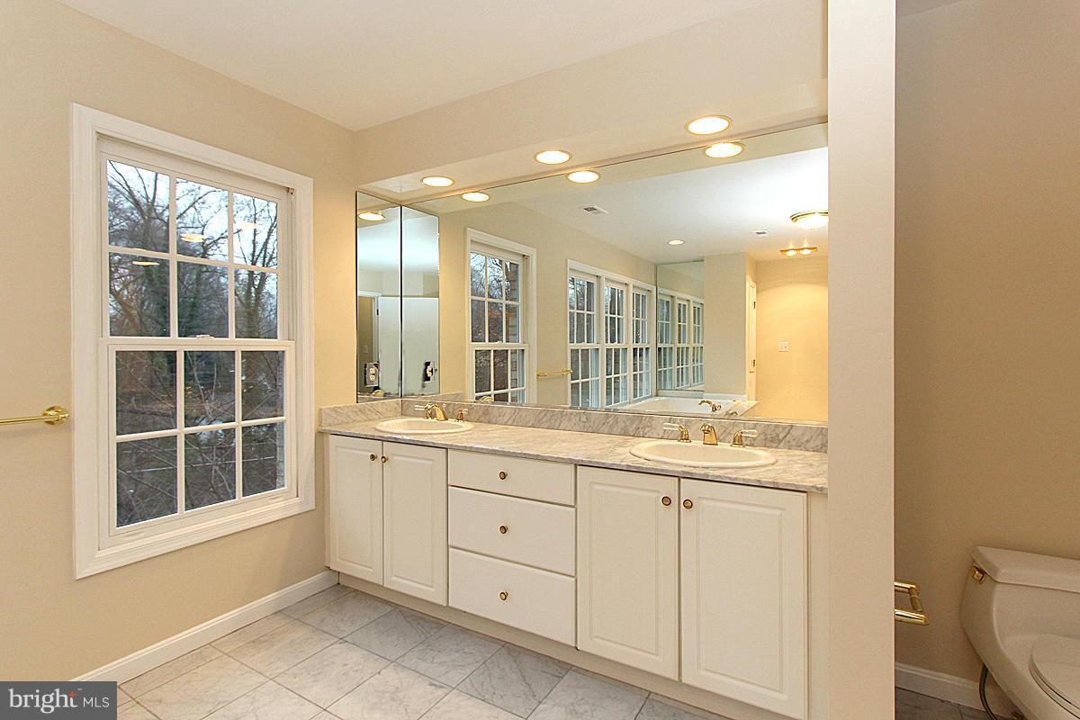 6802 Rannoch Road Bethesda, MD 20817 - Photo 16 of 30 Bath (Master)