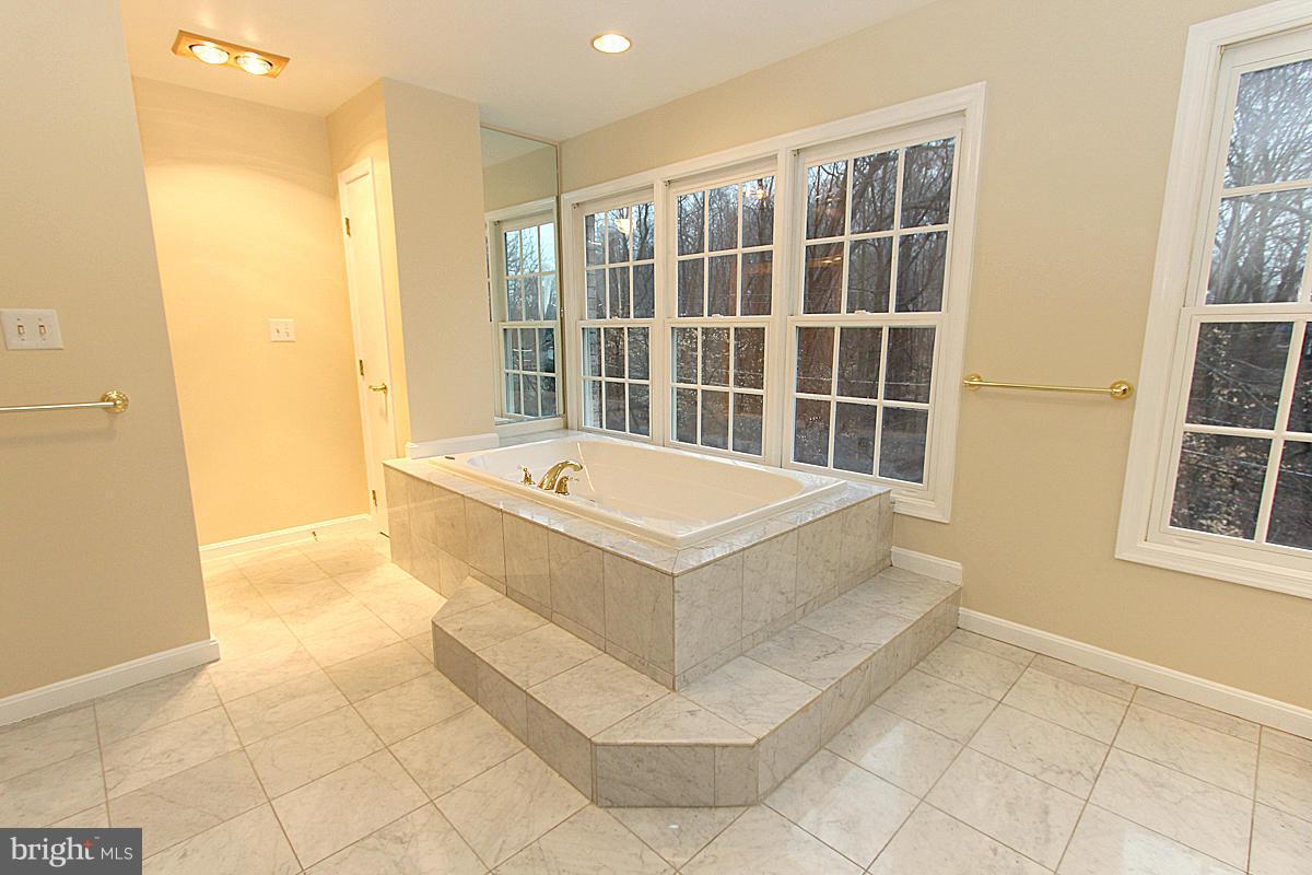6802 Rannoch Road Bethesda, MD 20817 - Photo 17 of 30 Bath (Master)