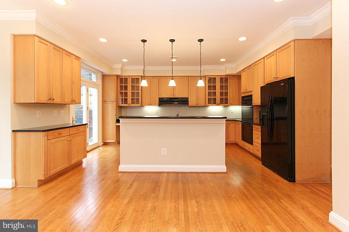 6802 Rannoch Road Bethesda, MD 20817 - Photo 9 of 30 Kitchen