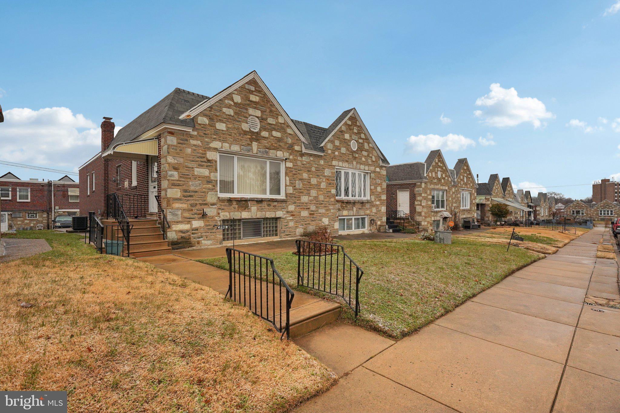 a view of a house with a yard